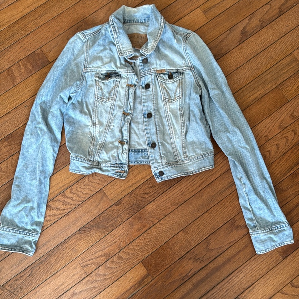 Cropped light blue distressed Hollister jean jacket.